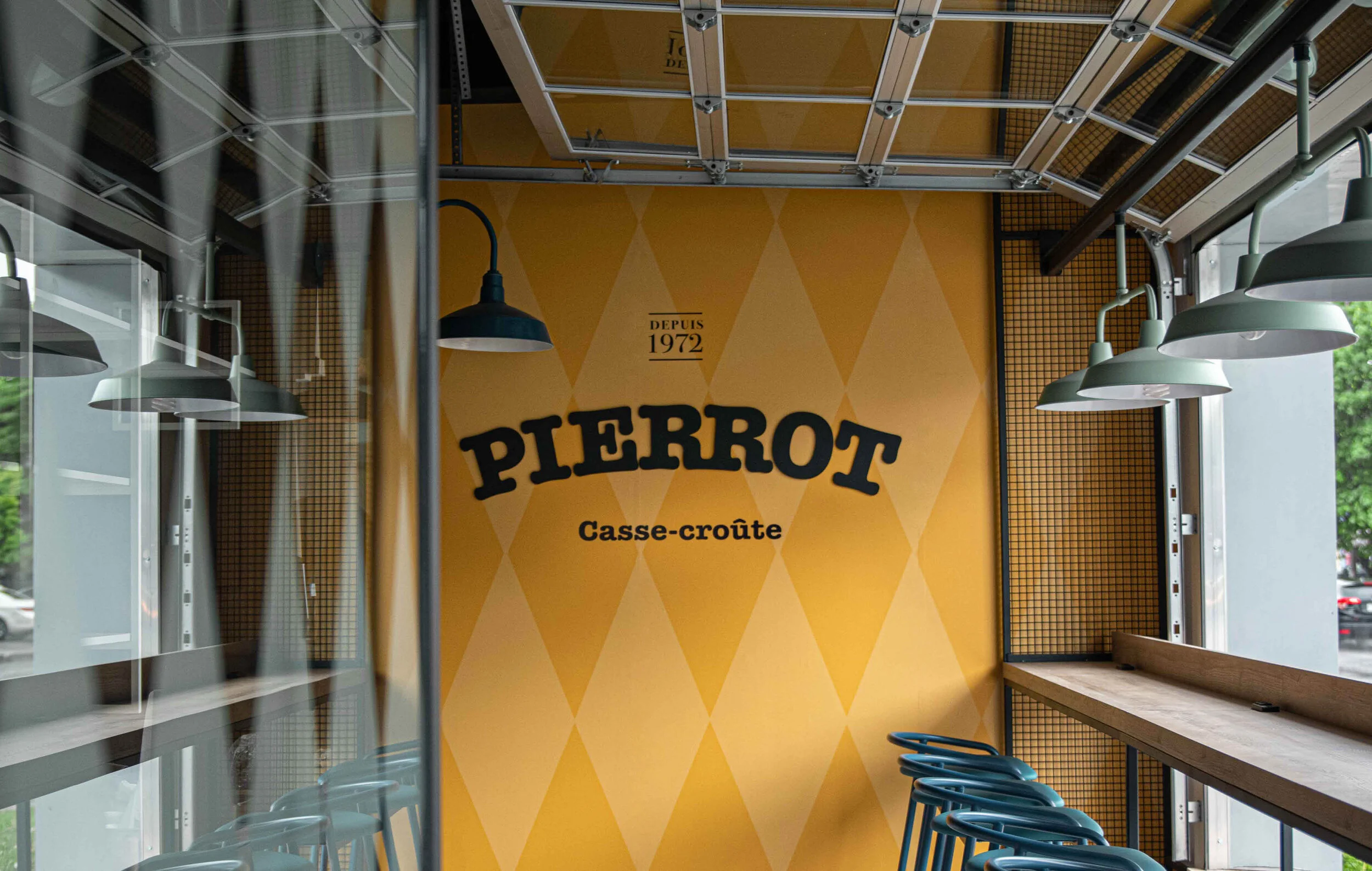 L'équipe et l'ambiance du Casse-croûte Pierrot à Limoilou