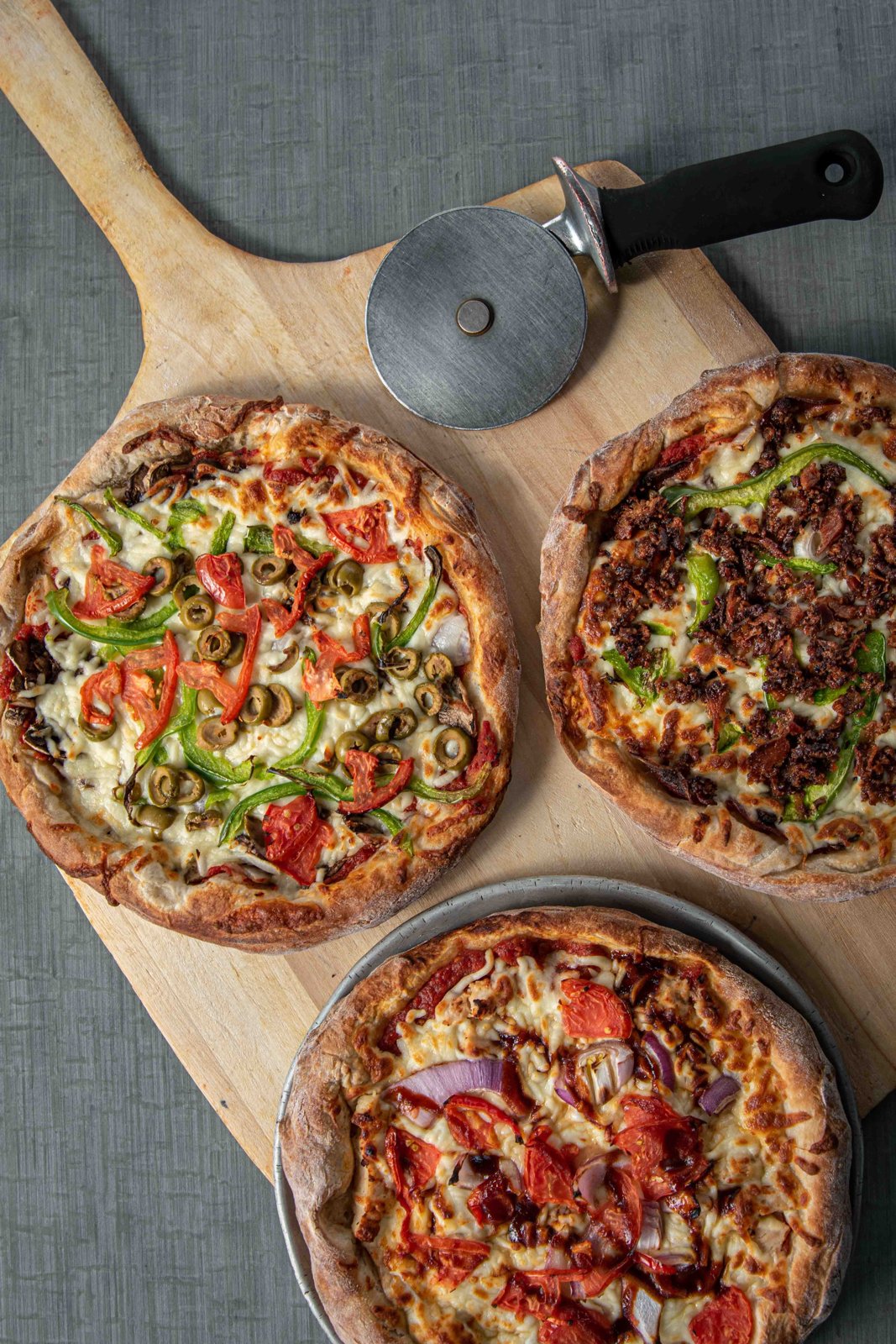 Pizza généreuse de Casse-Croûte Pierrot à Limoilou — parfaite pour les soirs de pluie en livraison