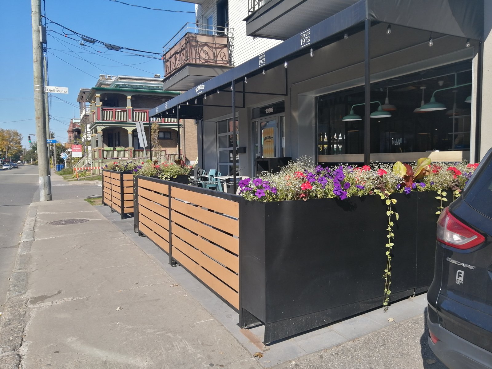 La terrasse de Casse-Croûte Pierrot sur la 1re Avenue à Limoilou en été
